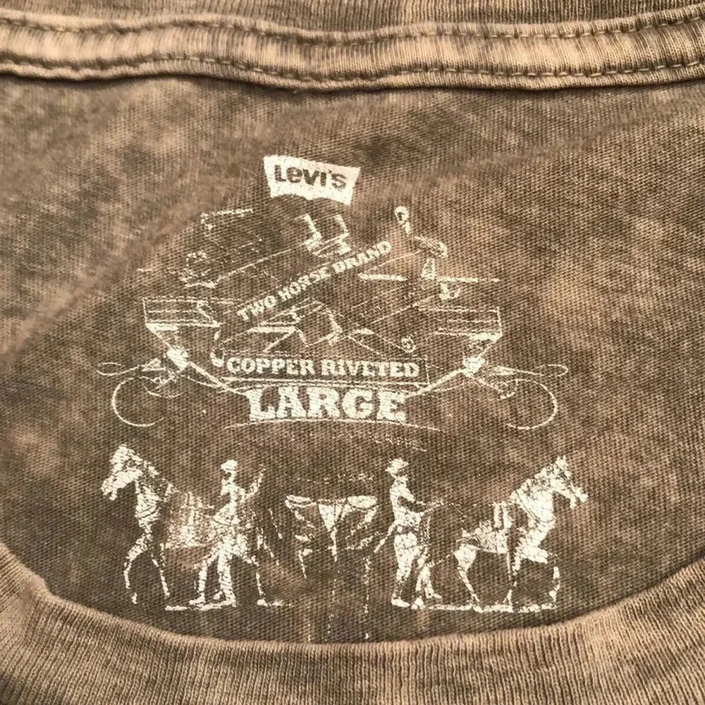 Levi’s Jeans Tee Shirt - Picture 2 of 4